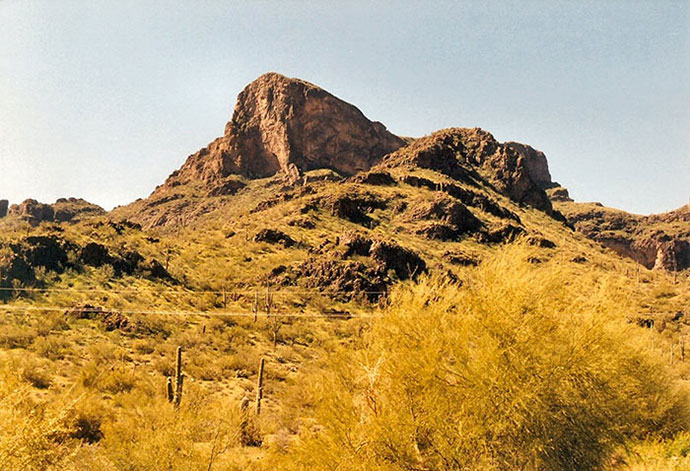 L'escarmouche de Picacho Pass a lieu dans la passe, près de la Butterfield Overland Mail Route entre les deux pics figurant sur cette photo.  (Photos S. Noirsain)