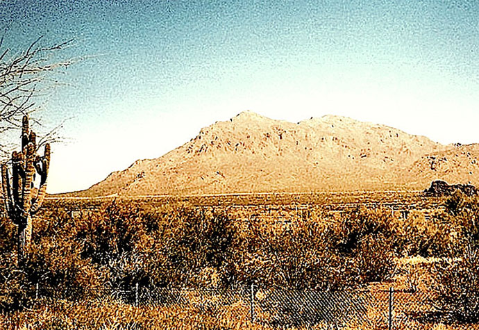 L'escarmouche de Picacho Pass a lieu dans la passe, près de la Butterfield Overland Mail Route entre les deux pics figurant sur cette photo.  (Photos S. Noirsain)