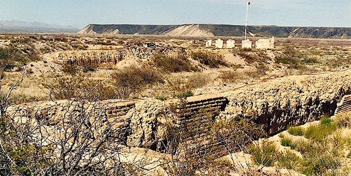 Site de la bataille de Valverde. Photo prise depuis les ruines de Fort Craig sur la rive gauche du Rio Grande en le remontant. Sur l'autre rive se dresse la Mesa del Contadera. (Photo S. Noirsain)